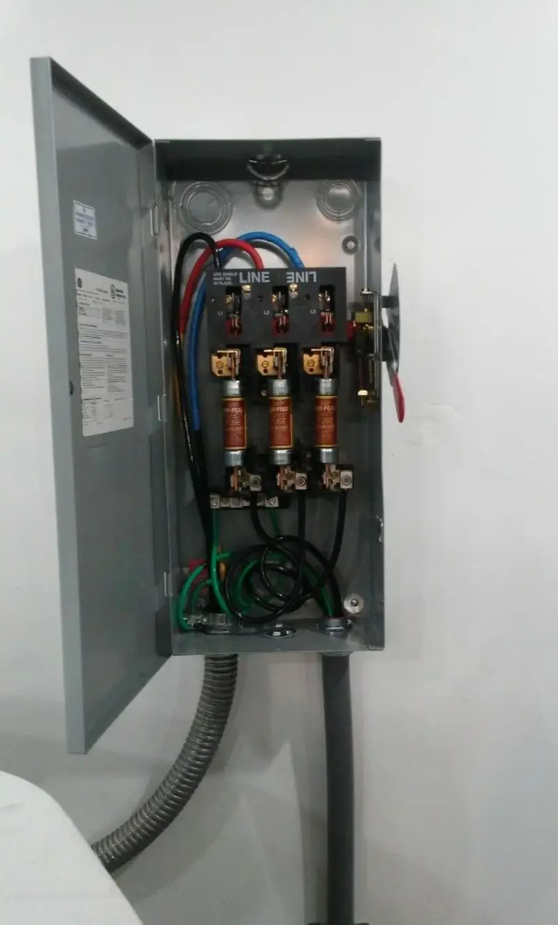 Three-phase disconnect switch installed for Smoke Detector Installation in Pineville